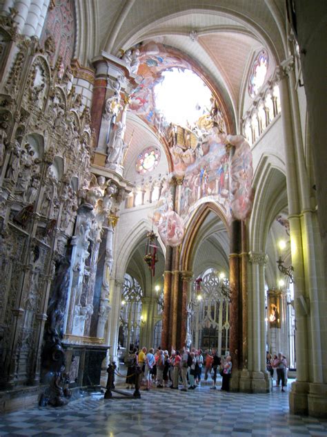 File:Transparente of Toledo Cathedral - side view 1.JPG