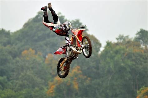 Stunts Amazing Pictures, Dirt Bikes, Adrenaline, Stunts, Bicycle, Bike ...