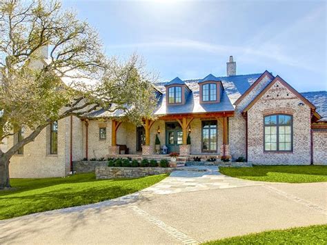 Front porch | Ranch style homes, Hill country homes, Craftsman style ...