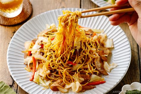 Yakisoba (Japanese Stir-Fried Noodles)(Video) 焼きそば • Simply One ...