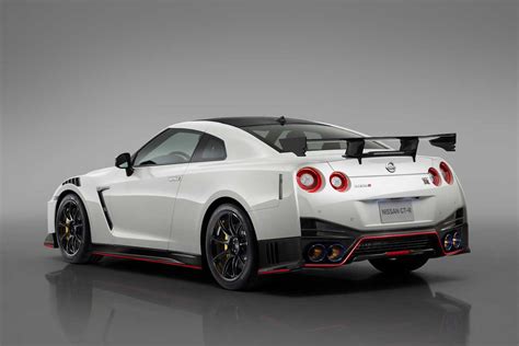 2020 Nissan GT-R NISMO Gets Lots of Carbon Fiber Bits