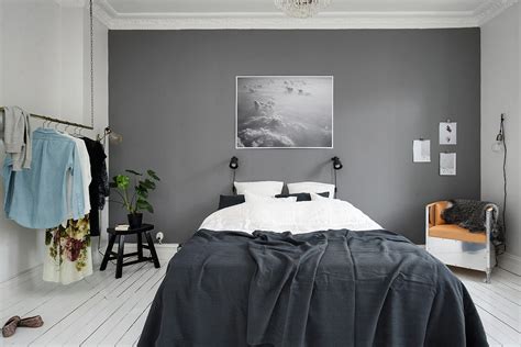 Bedroom with a grey wall - COCO LAPINE DESIGNCOCO LAPINE DESIGN