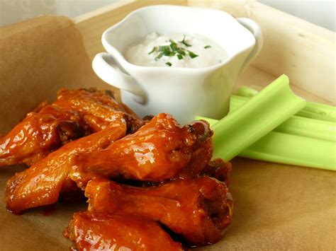 BUFFALO WINGS WITH BLUE CHEESE DIP | Food People Want