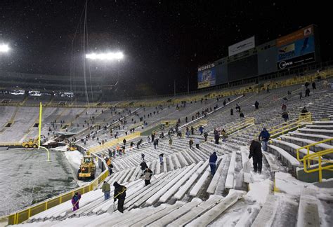 Packers call for Lambeau Field snow shoveling volunteers