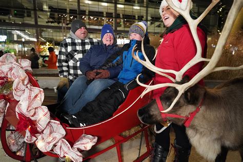 A Dazzling Downtown: Milwaukee celebrates 109th Christmas Tree with ...