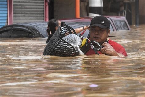 Major floods in Manila as typhoon batters Philippines