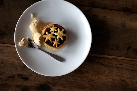 Poires au Chocolat: Mince Pies with Brandy Butter