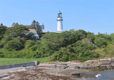 A Complete Guide to Cape Elizabeth Lighthouse (Two Lights) (+ Photos)