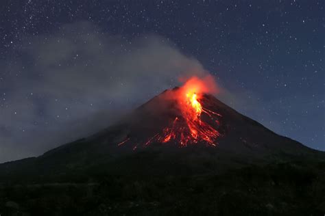 Merapi Volcano in Indonesia Erupts, Emits Ash and Lava: Major Eruption ...