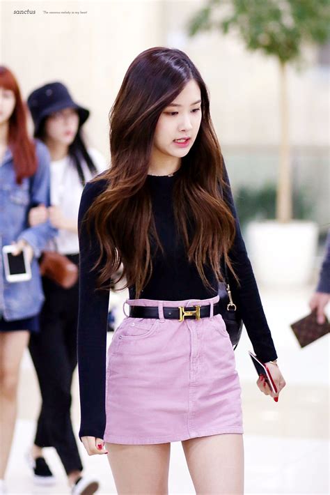 Fashion : The perfect balance between black and pink color on clothing ...