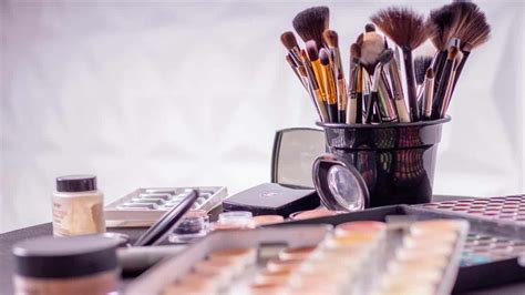 How Much Does It Cost to Learn Makeup Courses? Makeup Artist Course ...