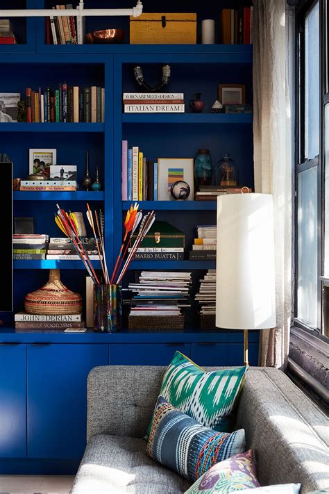 The rainbow bookshelf trend is over. Experts on what's new | Livingetc