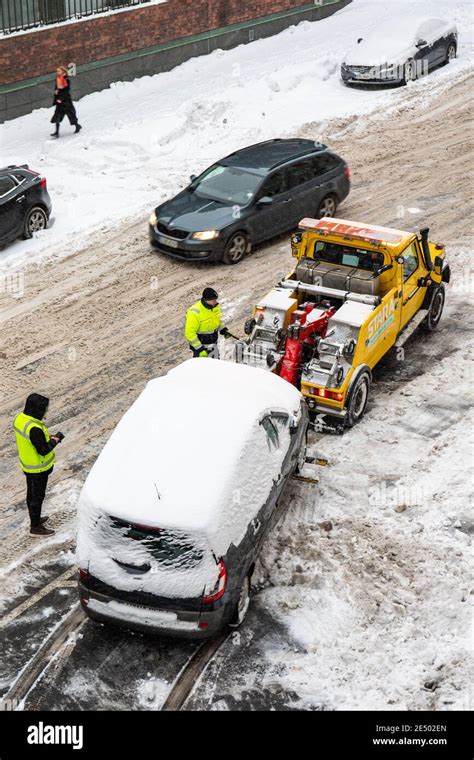 Car being towed away hi-res stock photography and images - Alamy