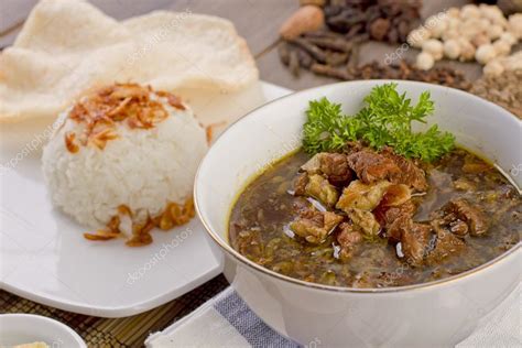 Nasi rawon, Indonesian beef soup — Stock Photo © ismedhasibuan #117322212