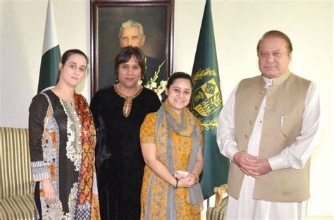 Nawaz Sharif with his three daughters. : r/indianews