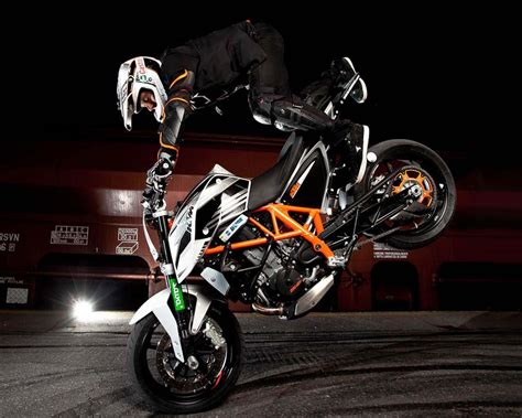 Super Fast Bikes: Bike stunts wallpapers hd