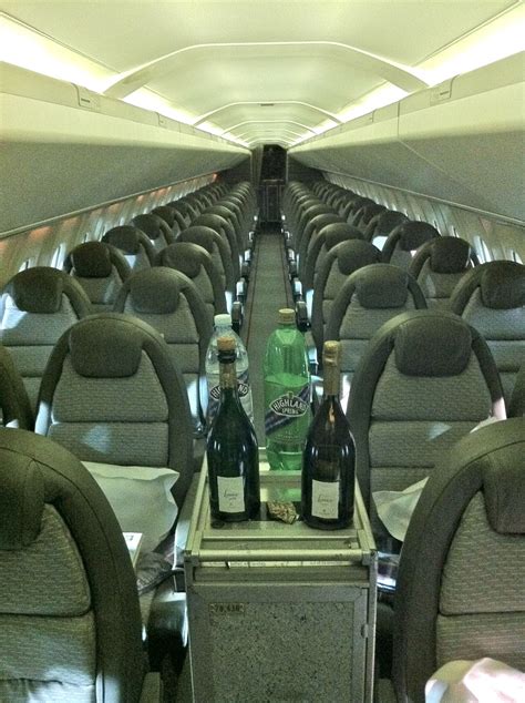 Concorde interior designed by Sir Terence Conran | Aircraft interiors ...