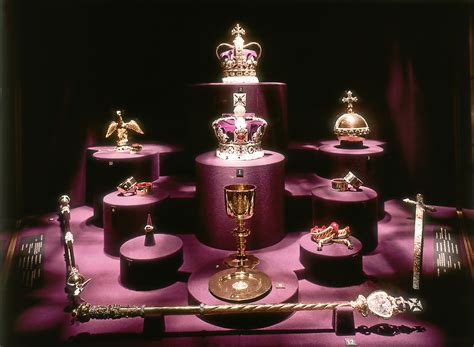 Crown Jewels were kept in biscuit tin under castle during World War II ...