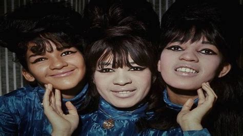 The Ronettes ~ Walking In The Rain (Stereo) | The ronettes, Walking in ...