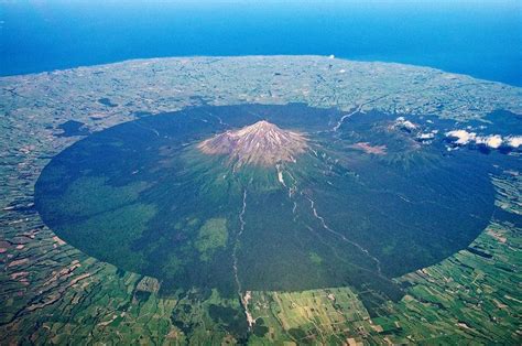 Tak Hanya Paling Simestris di Dunia, Gunung Keramat Ini Juga Punya ...