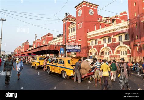 Howrah railway junction howrah station hi-res stock photography and ...