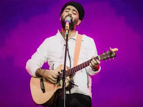 Arijit Singh injured by a fan at the concert, responds politely ...