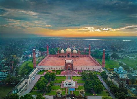 Sunset at Badshahi Mosque, Lahore Pic by @wasafff _ Submit your Photos ...