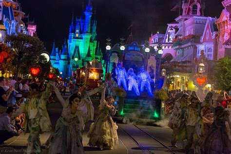 Grim Grinning Ghosts | Disney world halloween, Disney halloween ...