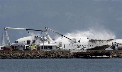 Boeing 777 Crashes at San Francisco International Airport - Viet Thuc