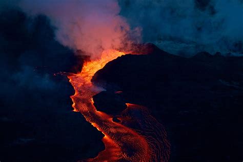 Destructive Kīlauea Volcano Eruption Triggered by Extreme Weather in Hawaii