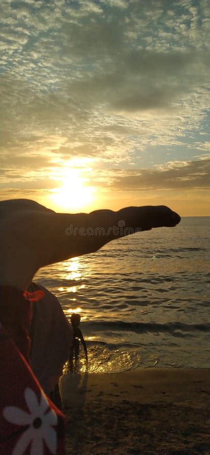 Sunset di pinggir laut stock photo. Image of sand, shore - 261670090