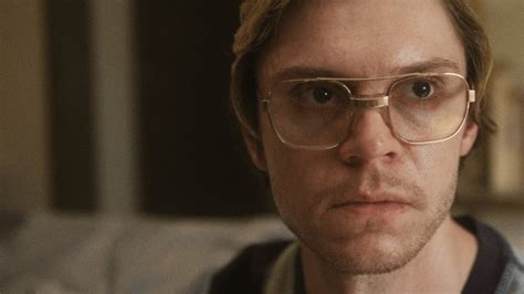 Evan Peters Winning a Golden Globe for ‘Monster: The Jeffrey Dahmer ...