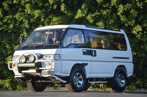 1991 Mitsubishi Delica StarWagon CrystalRoof | Toprank Importers