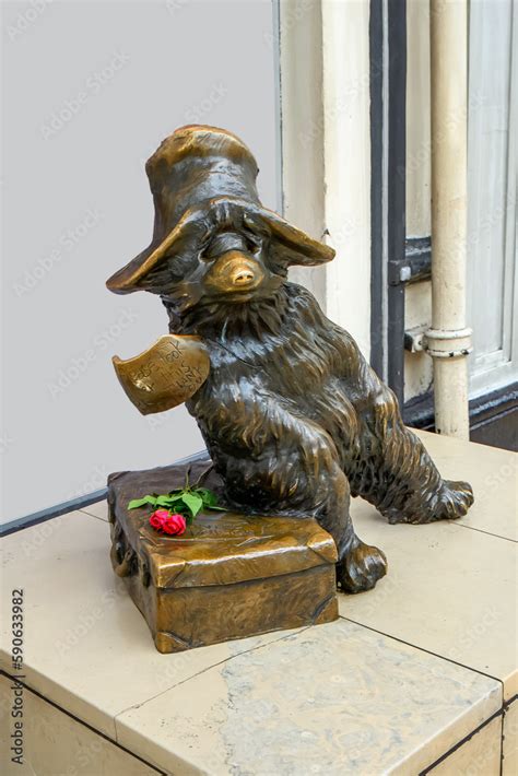 Paddington Bear statue at Paddington railway station in London Stock ...