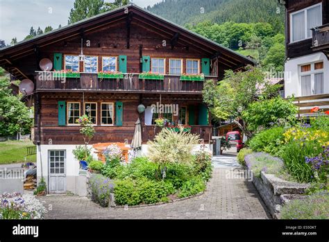 Swiss chalet architecture hi-res stock photography and images - Alamy