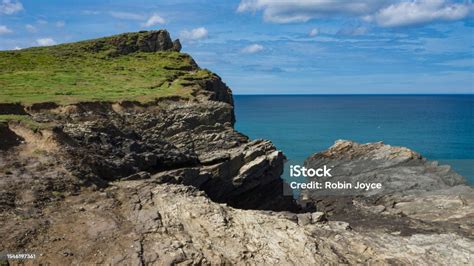 Jagged Cliff Edge Stock Photo - Download Image Now - At The Edge Of ...