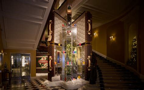 Claridge’s reveals 2024 Christmas tree is a Louis Vuitton suitcase (and ...