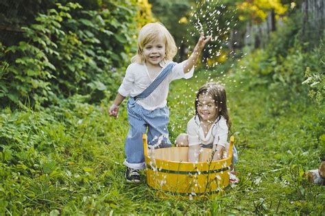 Children splashing water in the basin 4757. - First Discoverers