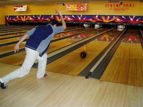 Protestano le sale bowling contro il Dpcm, "Senza ristori e con l'acqua ...