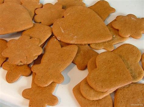 Nyakers Swedish Ginger Cookies Heart-Shaped Gingersnaps Red Gift Tin