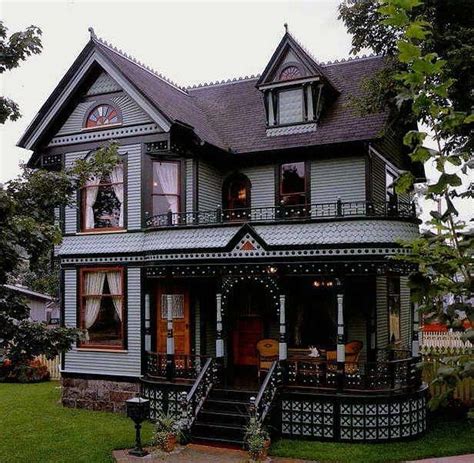 Small Victorian Homes - Square Kitchen Layout