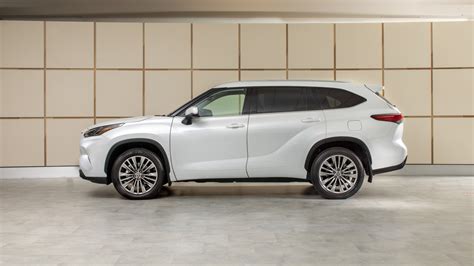 2023 Toyota Highlander: Fewer Cylinders, New Entertainment - Kelley ...