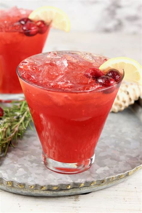 Cranberry Vodka cocktail is a great party drink for fall and winter ...