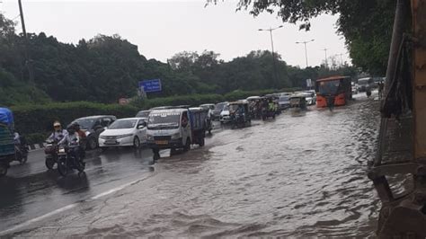 Yamuna water starts entering Delhi roads traffic affected on Ring road ...