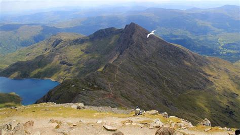 Snowdon: Park to use mountain's Welsh name Yr Wyddfa - BBC News