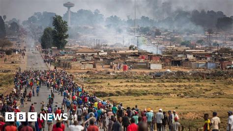 South Africa: Nigeria to repatriate 600 citizens amid violence - BBC News