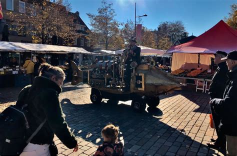 A performer on the Valkenswaard market in October 2021. Photo by ...