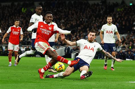 Classy Arsenal outgun Spurs to extend lead at the top | Reuters