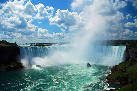 Niagara Falls, One of The Largest Waterfall in The world - Traveldigg.com