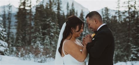 Banff Winter Elopement: Castle Mountain Love - livhettingaphotography.com